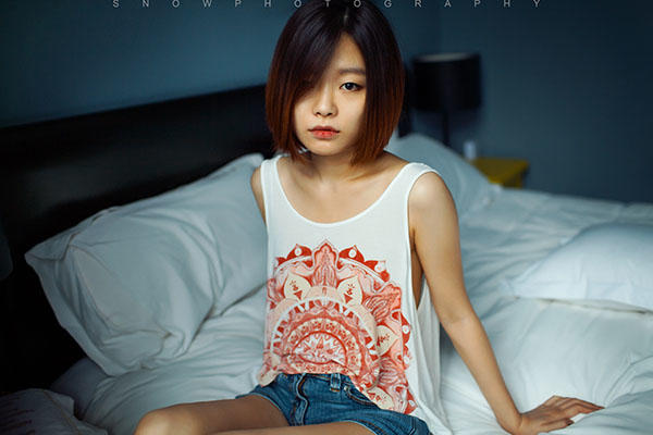 女孩子在窗的这边