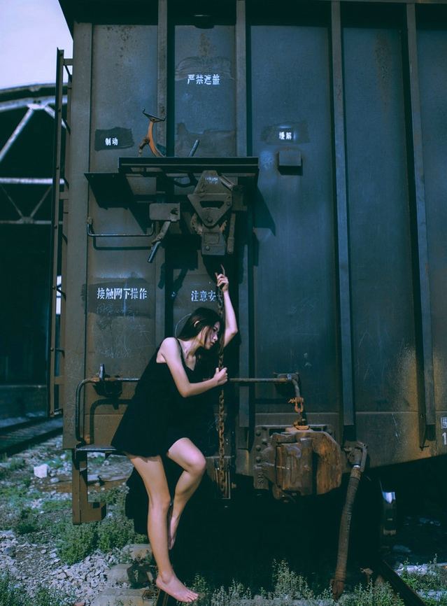 夕阳下的天台妹子