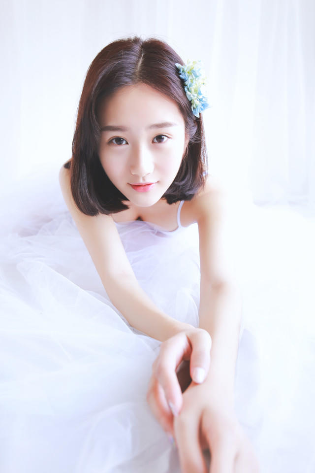 清新短发纯真少女