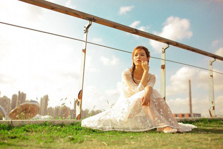 长裙美女的户外