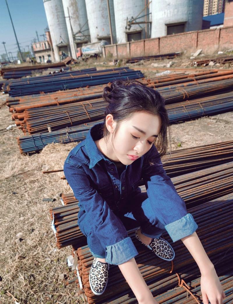 气质牛仔女青年