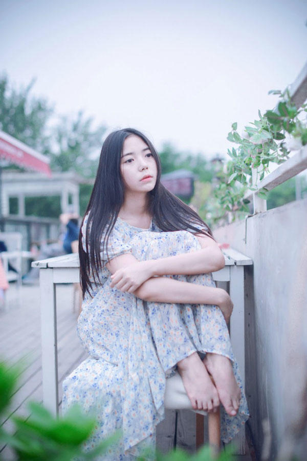 少女的淡淡忧郁