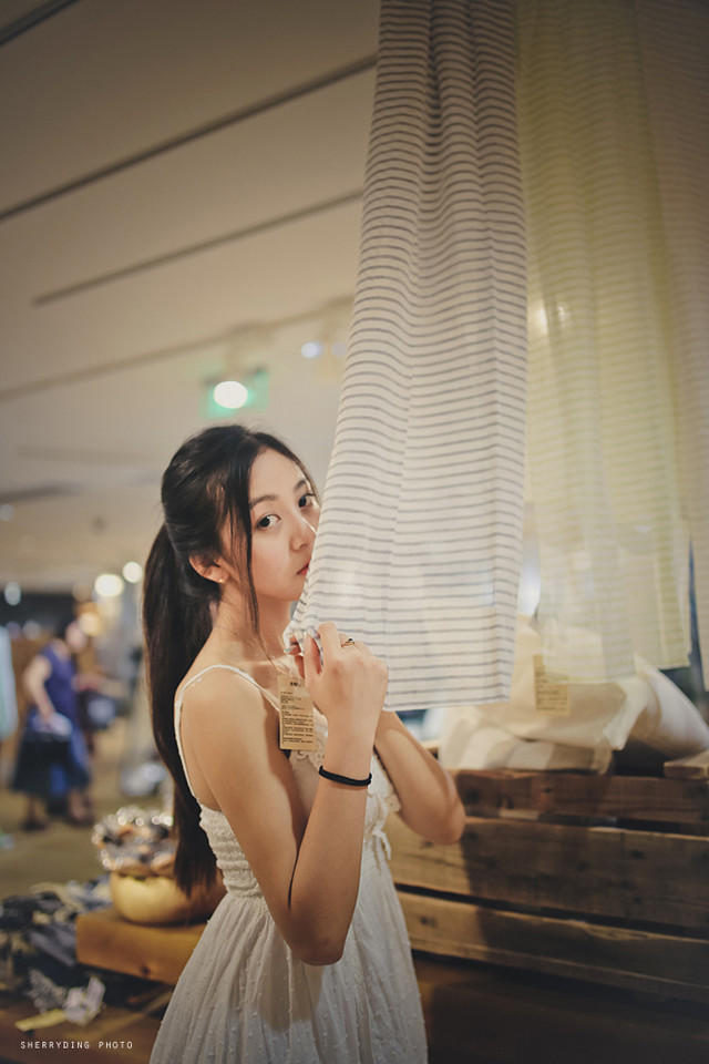 吊带蕾丝裙美女