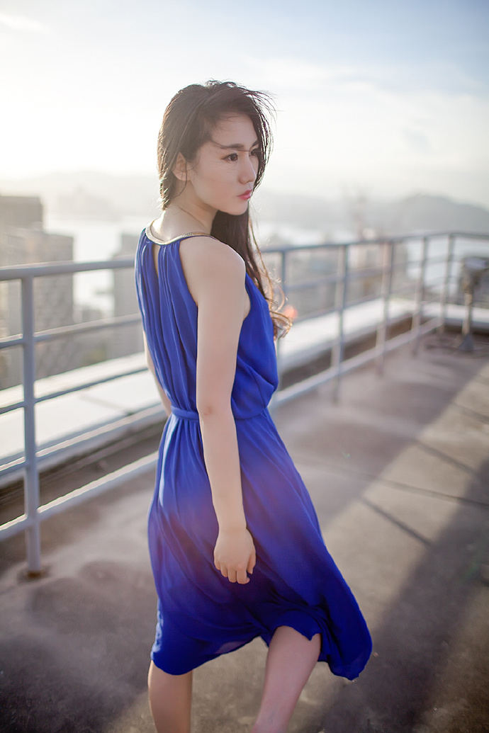 晴空下的妩媚少女