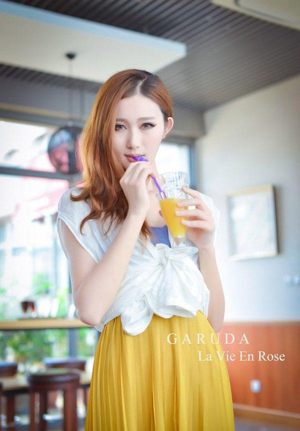 美女夏日咖啡馆