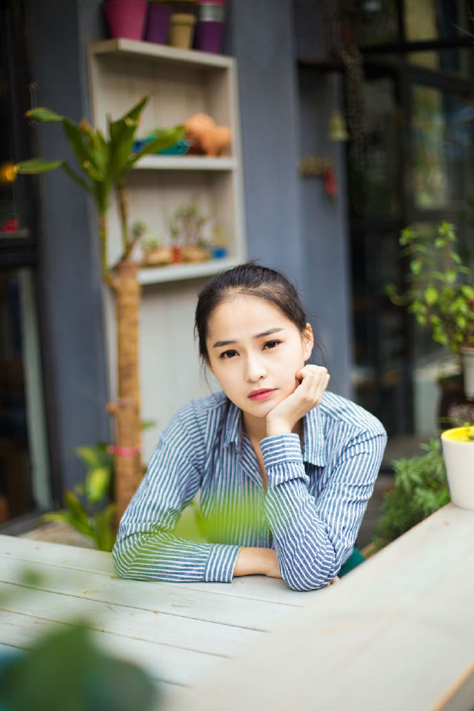 邻家姑娘甜美的微笑