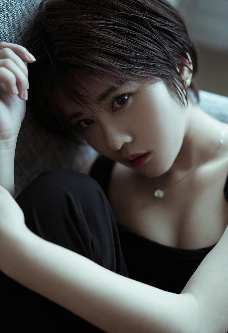 冷傲的短发宅女