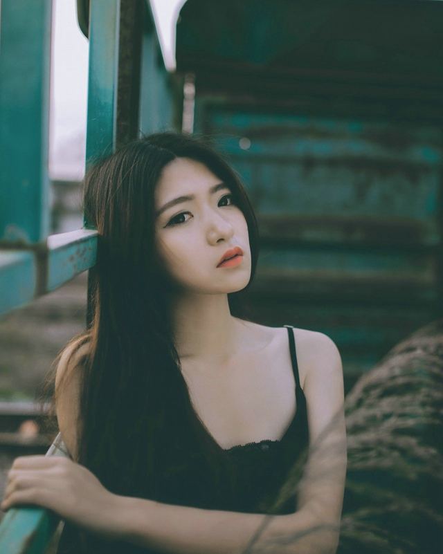 夕阳下的天台妹子