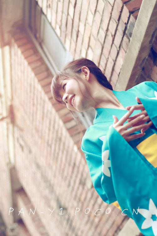 深巷中的和服少女