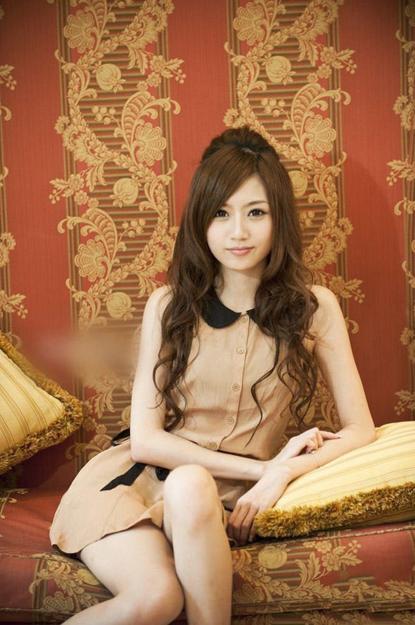 小姑娘艳冶柔媚