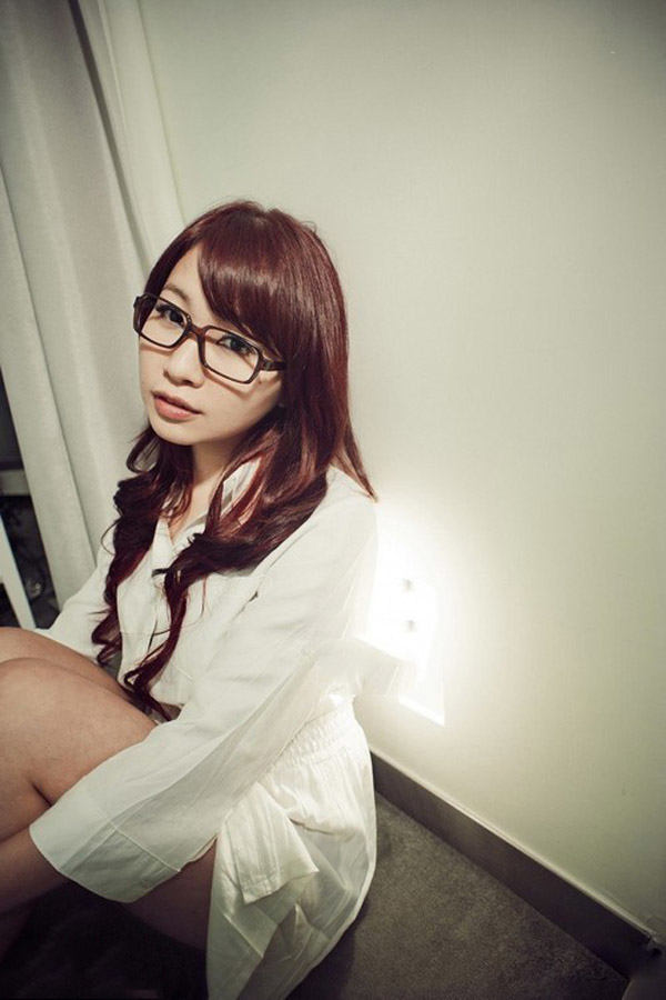 浴室里的眼镜少女