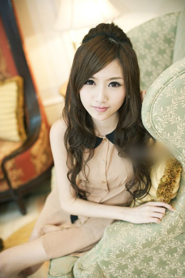 小姑娘艳冶柔媚