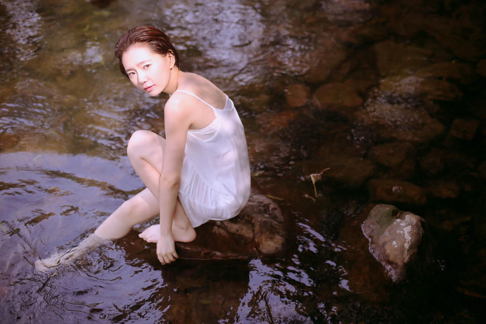 短发白色连衣裙美女