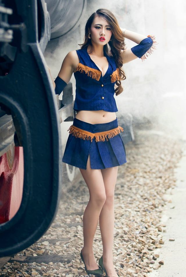 列车上性感制服女神