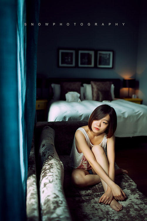 女孩子在窗的这边