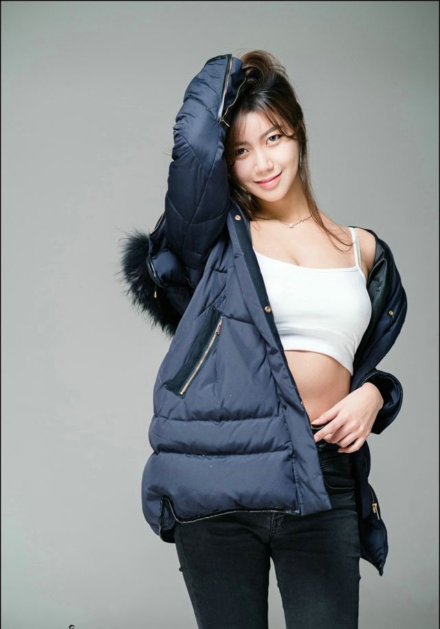 白嫩妹子羽绒服