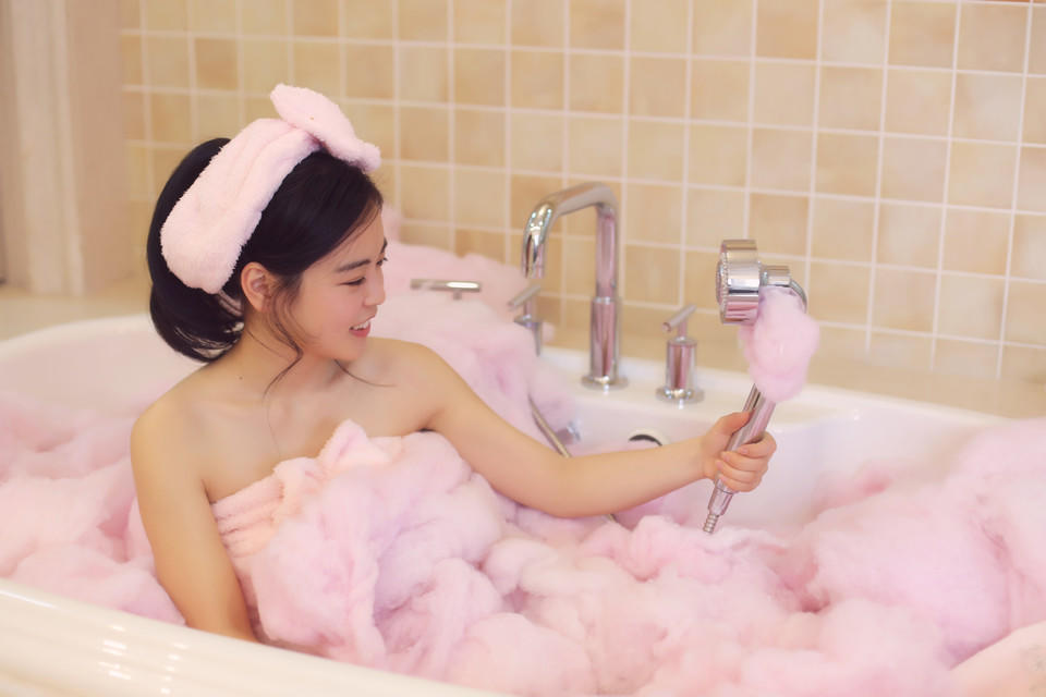 粉嫩女孩浴室里